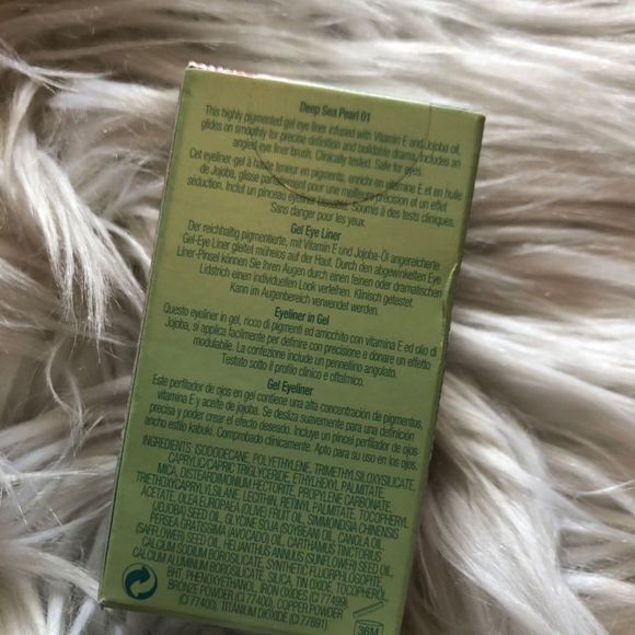 Elizabeth Arden Pearls Gel Eyeliner - Picture 4 of 4